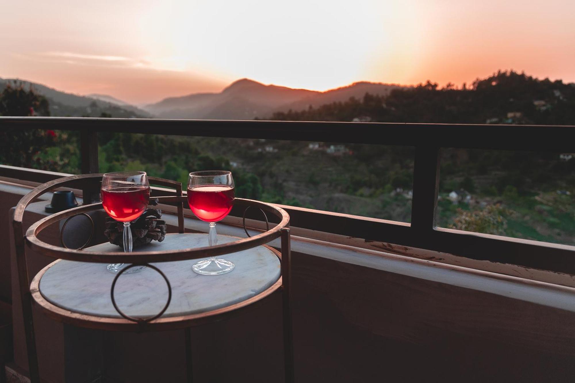 Exstasy Stays - Bathtub Rooms & Cafe - Your Romantic & Cozy Getaway - Thhpsociety - Mukteshwar Exterior photo