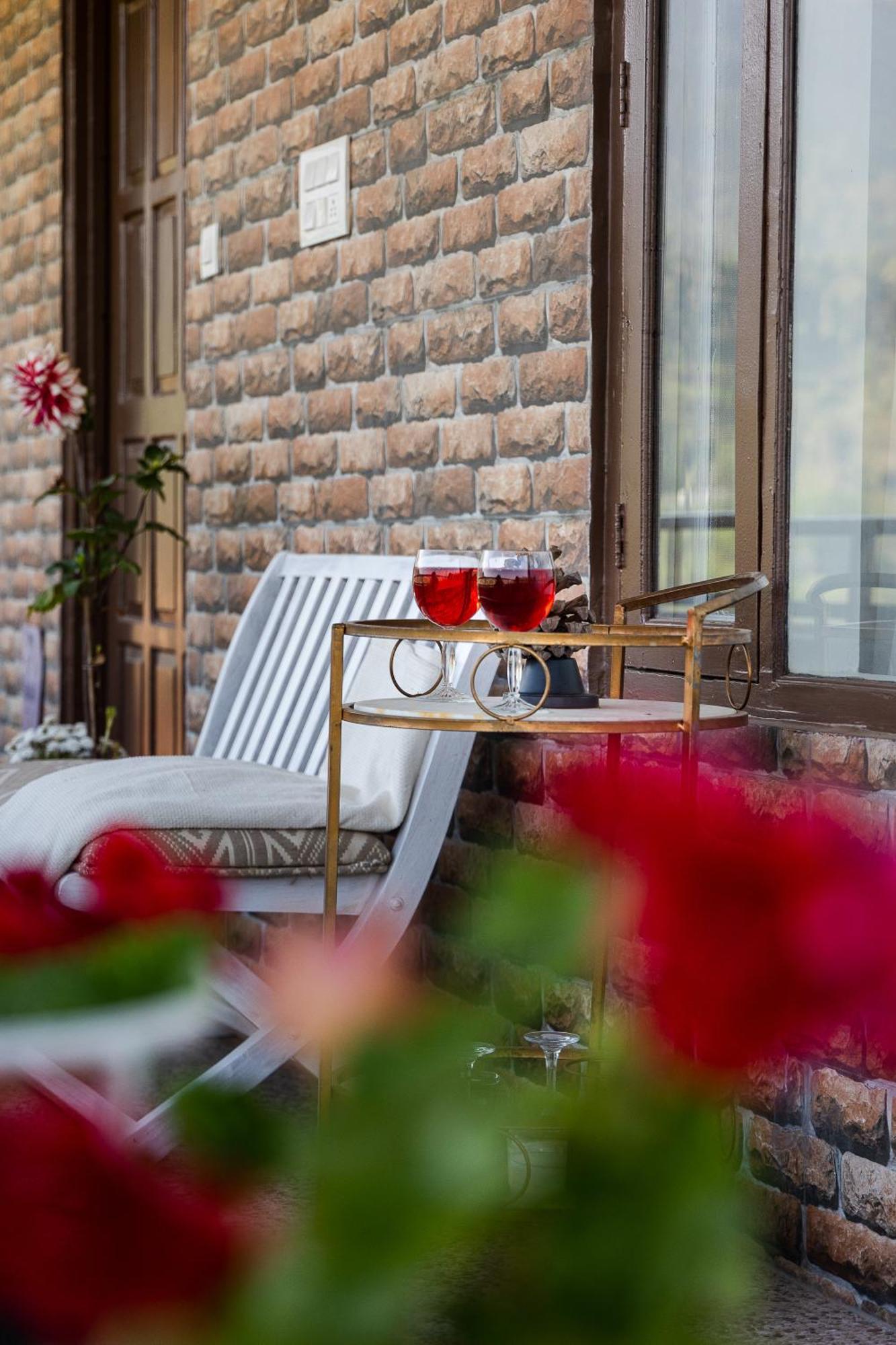 Exstasy Stays - Bathtub Rooms & Cafe - Your Romantic & Cozy Getaway - Thhpsociety - Mukteshwar Exterior photo